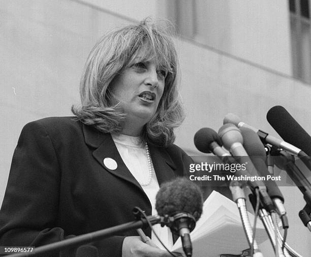 Fed courthouse - Tripp - Linda Tripp speaks to reporters outside the US Dist Courthouse this afternoon. - Photo By Larry Morris TWP