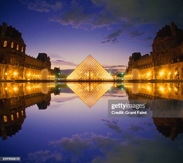view of museum entrance. - musée du louvre stock pictures, royalty-free photos & images