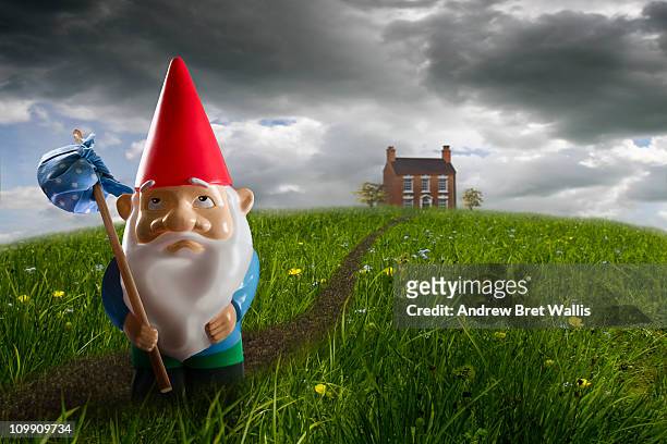sad gnome leaving his home behind - gnomo da giardino foto e immagini stock