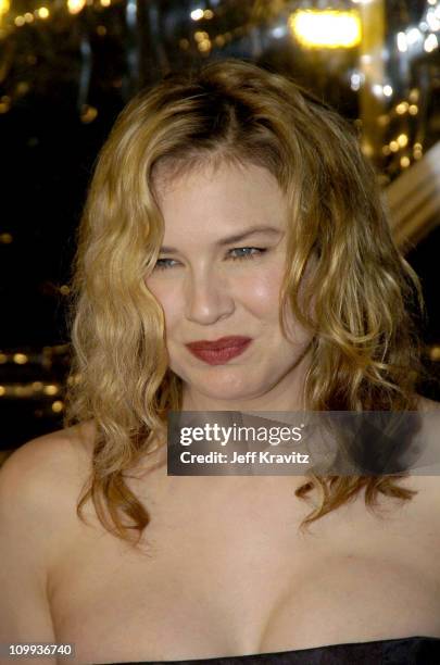 Renee Zellweger during Cold Mountain - Los Angeles Premiere at Mann National Theater in Los Angeles, California, United States.