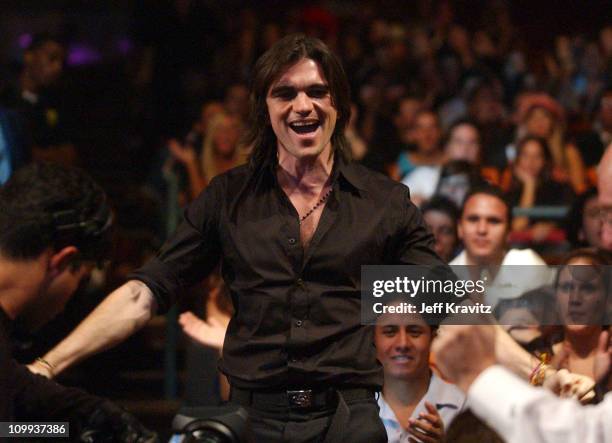 Juanes wins Video of The Year at the MTV Video Music Awards Latin America 2003. Juanes was also honored with an award for Best Rock Artist.