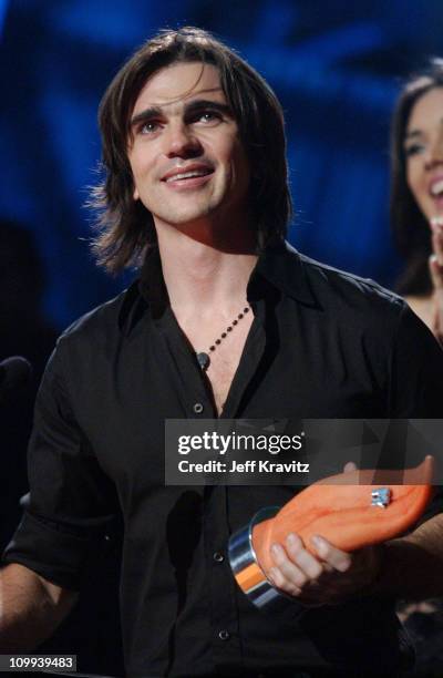 Juanes accepts the award for Best Rock Artist at the MTV Video Music Awards Latin America 2003.