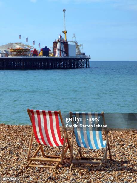 deck chairs & brighton pier - palace pier fotografías e imágenes de stock