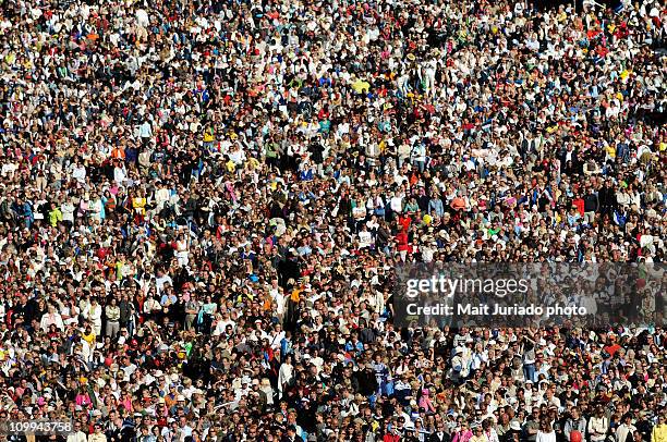 massive amount of people - multitud fotografías e imágenes de stock