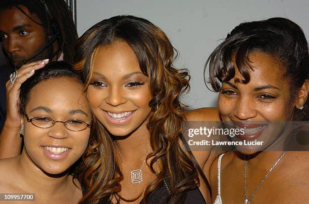 Ashanti , sister Kenashia and mother Tina Douglas