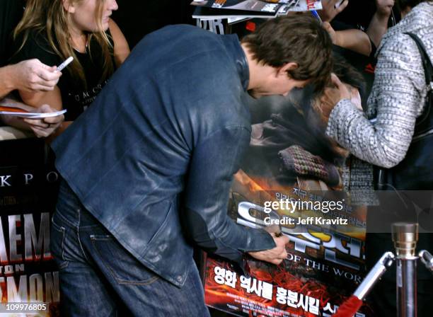 Tom Cruise during War of the Worlds Los Angeles Premiere and Fan Screening - Arrivals at Grauman's Chinese Theater in Los Angeles, California, United...