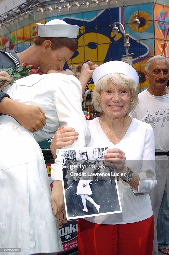 The Original Nurse from the Iconic VJ Day Photo Returns to Times Square 60 Years After the End of World War II