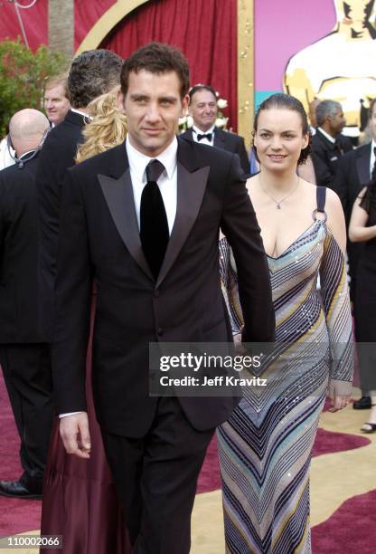 Clive Owen, nominee Best Actor in a Supporting Role for Closer and Sarah-Jane Fenton