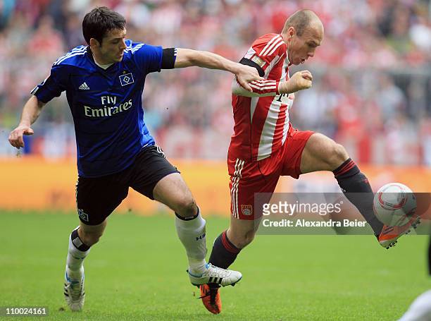 Arjen Robben of Bayern Muenchen fights for the ball with Gojko Kacar of Hamburg during the Bundesliga match between 1. FC Muenchen and Hamburger SV...