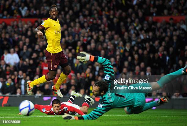 Javier Hernandez of Manchester United looks on as Manuel Almunia of Arsenal saves his header but the ball rolls into the path of Fabio Da Silva to...