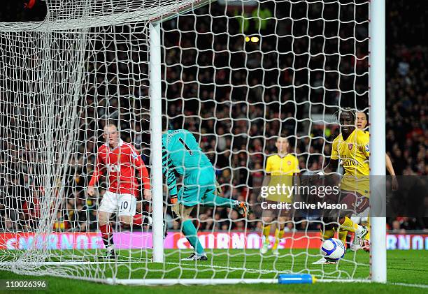 Wayne Rooney of Manchester United heads the ball past Manuel Almunia of Arsenal and scores his side's second goal as Bacary Sagna of Arsenal looks on...