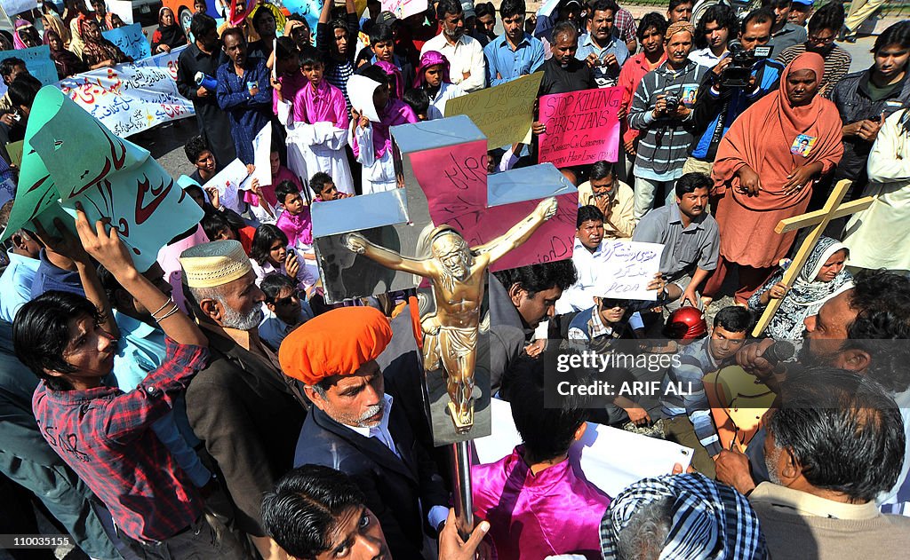 Pakistani Christians shout slogans durin