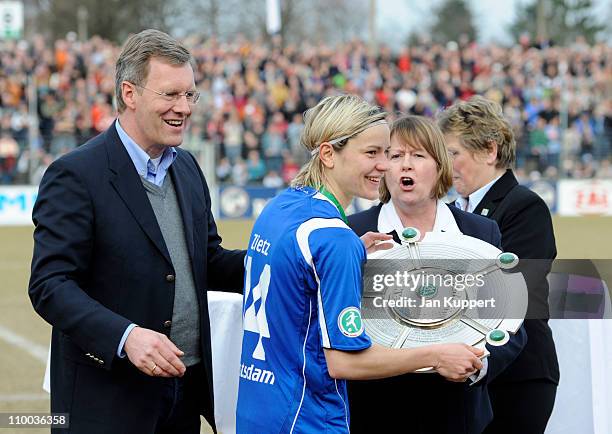 German President Christian Wulff congratulates Jennifer Zietz of Potsdam holding the trophy next to Hannelore Ratzeburg und Margit Stoppa after the...