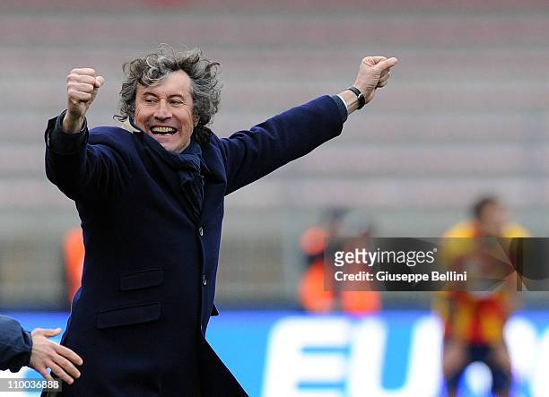 Alberto Malesani head coach of Bologna celebrates the victory after the Serie A match between Lecce and Bologna FC at Stadio Via del Mare on March...