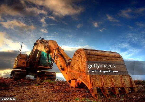 jcb at dawn - tractopelle photos et images de collection