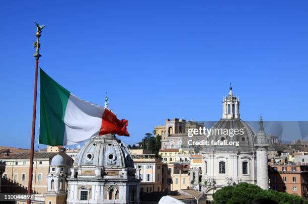 rome skyline with italian flag - bandera italiana fotografías e imágenes de stock