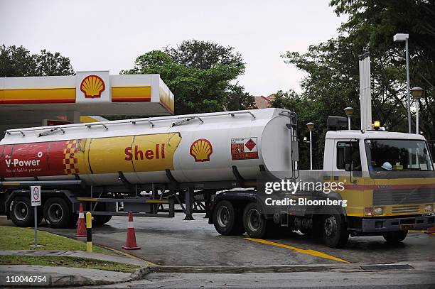Shell Delivery Delivery Truck Gas Photos and Premium High Res Pictures - Getty Images