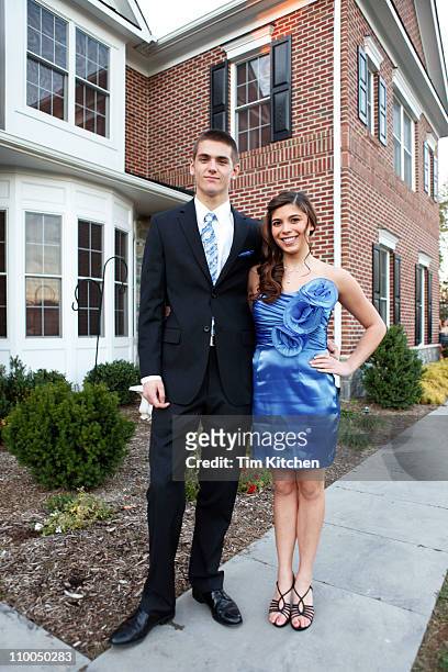 teenage couple pose before prom in front of house - prom dress 個照片及圖片檔