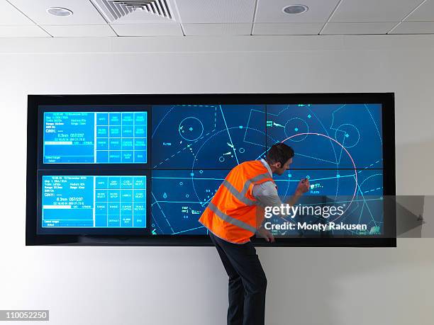air traffic controller with simulation - lotse stock-fotos und bilder