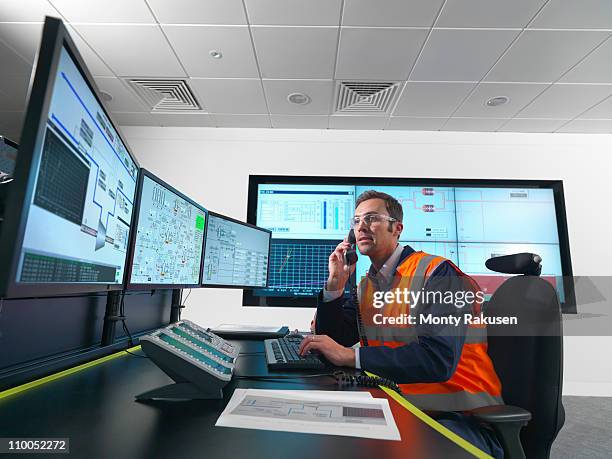 worker in control room with screens - kontrollrum bildbanksfoton och bilder