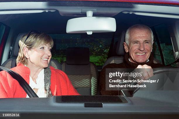 senior couple in car - auto alt stock-fotos und bilder