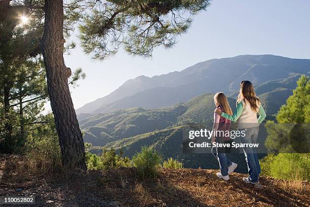 mère & fille avec vue sur les montagnes - malaga photos et images de collection