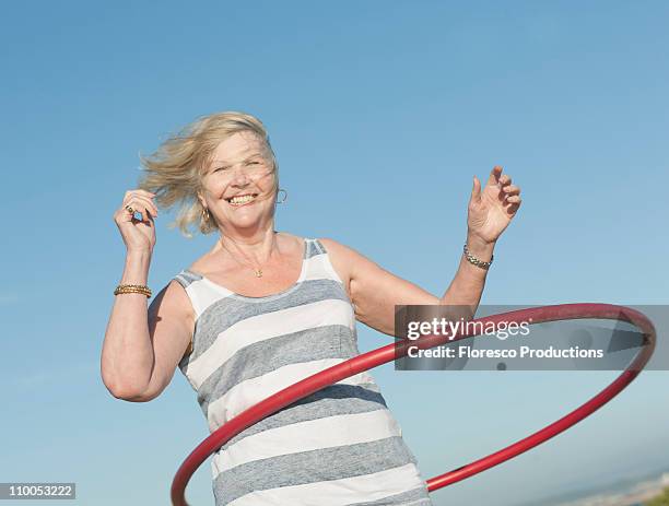 senior keeping fit - jong van hart stockfoto's en -beelden