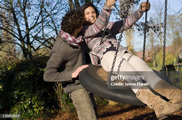 couple on swing - schaukel mann stock-fotos und bilder