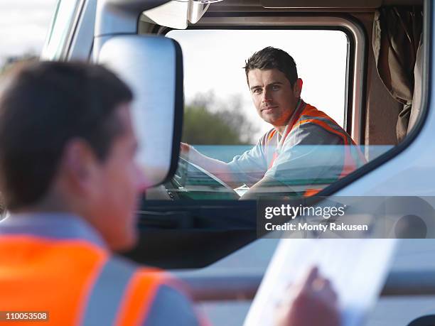 truck driver with worker taking notes - lorry uk stock-fotos und bilder