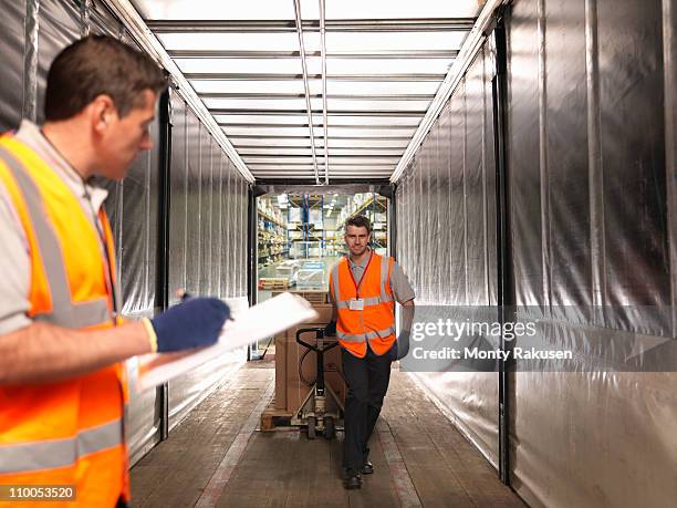 workers loading truck - loading dock 個照片及圖片檔