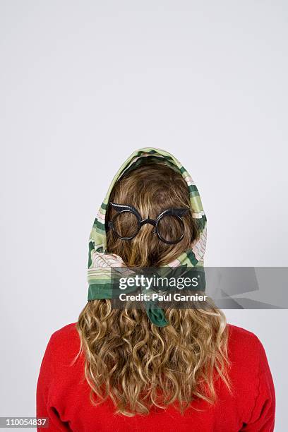 hair with glasses and scarf - de atrás hacia adelante fotografías e imágenes de stock