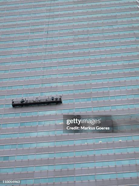 a window cleaning platform hanging on a building - facade cleaning stock pictures, royalty-free photos & images