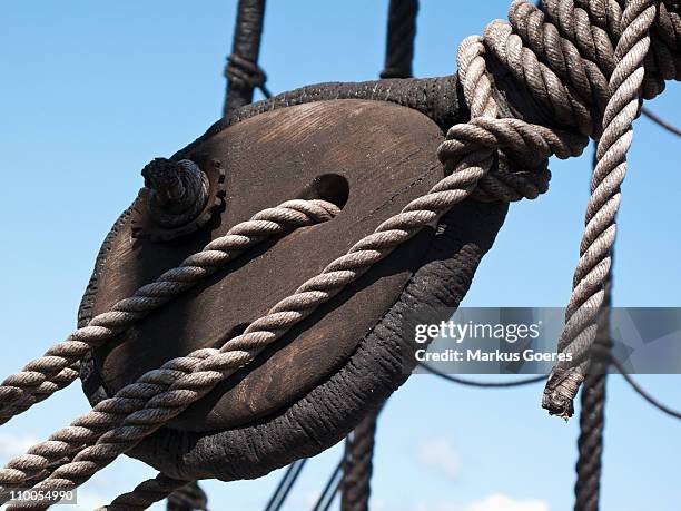 close-up of a sailboat block and rigging - plymouth massachusetts stockfoto's en -beelden