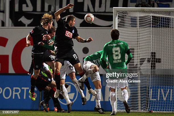 Peter Niemeyer of Berlin scores his team's second goal during the Second Bundesliga match between Greuther Fuerth and Hertha BSC Berlin at Trolli...