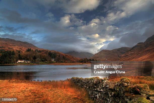 loch nan lochan, glenmoidart, highlands scotland - inverness fotografías e imágenes de stock