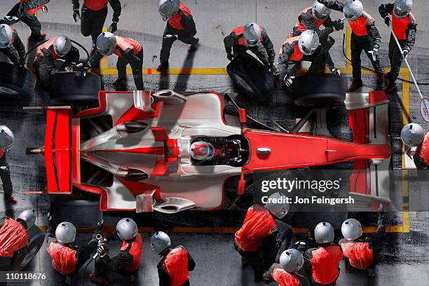 f1 pit crew working on f1 car. - sports team fotografías e imágenes de stock