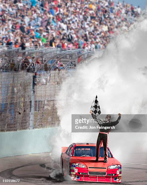 winning driver standing on hood of race car. - course de stock cars stockfoto's en -beelden