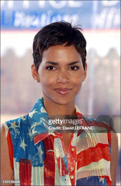 American film festival, photo-call of "Swordfish" - Halle Berry in Deauville, France on August 30, 2001.