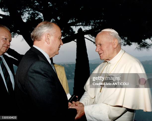 Gorbatchev meets pope John Paul II in Castel Gandolfo, in Rome, Italy on September 24, 1993.