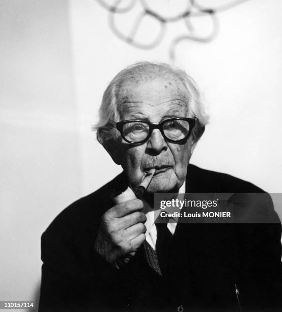 Philosopher Jean Piaget, Literary figures of the world in France in 1977 .