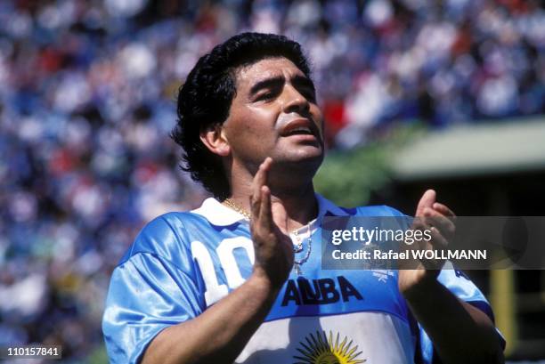 D. Maradona plays for the ill children (Boulimie and Anorexie) in..., Nachrichtenfoto