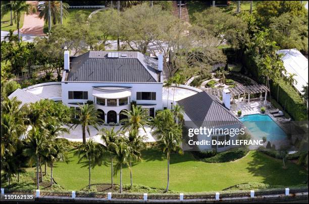 Celebs' mansions in Miami, United States on February 09, 2001 - Huge white house with a pool of the Bee Gees, at Indian Creek - A particularity : the...