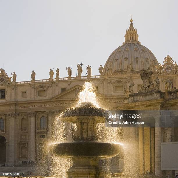 st. peter's basilica and fountain at sunset - vaticaanstad staat stockfoto's en -beelden
