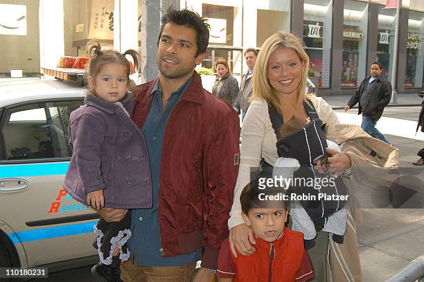 Kelly Ripa & husband Mark Consuelos & children Michael, Lola & Joaquin in kelly's arms