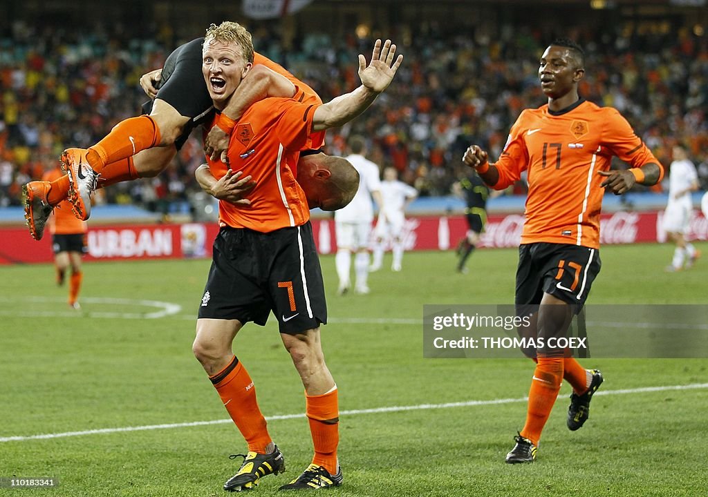 Netherlands' striker Eljero Elia (R) run