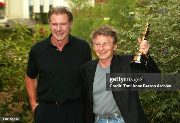 Roman Polanski receives his Oscar from Harrison Ford for the movie "The Pianist"