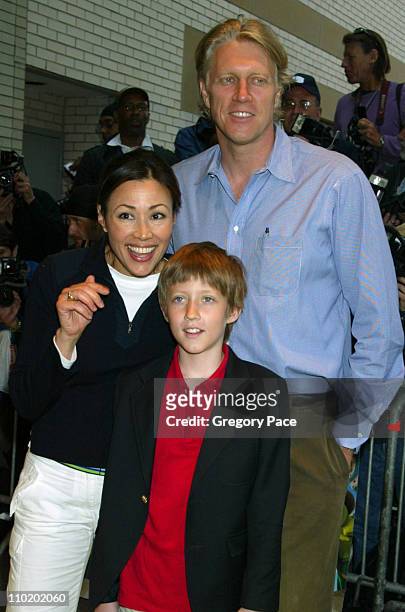 Aanhankelijk oud Duiker Ann Curry with her husband Brian Ross and their son Walker News Photo -  Getty Images