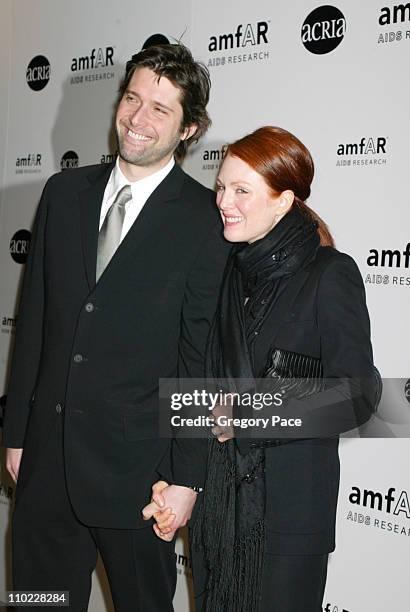 Bart Freundlich and wife Julianne Moore during amfAR and ACRIA Honor Herb Ritts with a Sale of Contemporary Artwork - Inside Arrivals at Sothebys in...