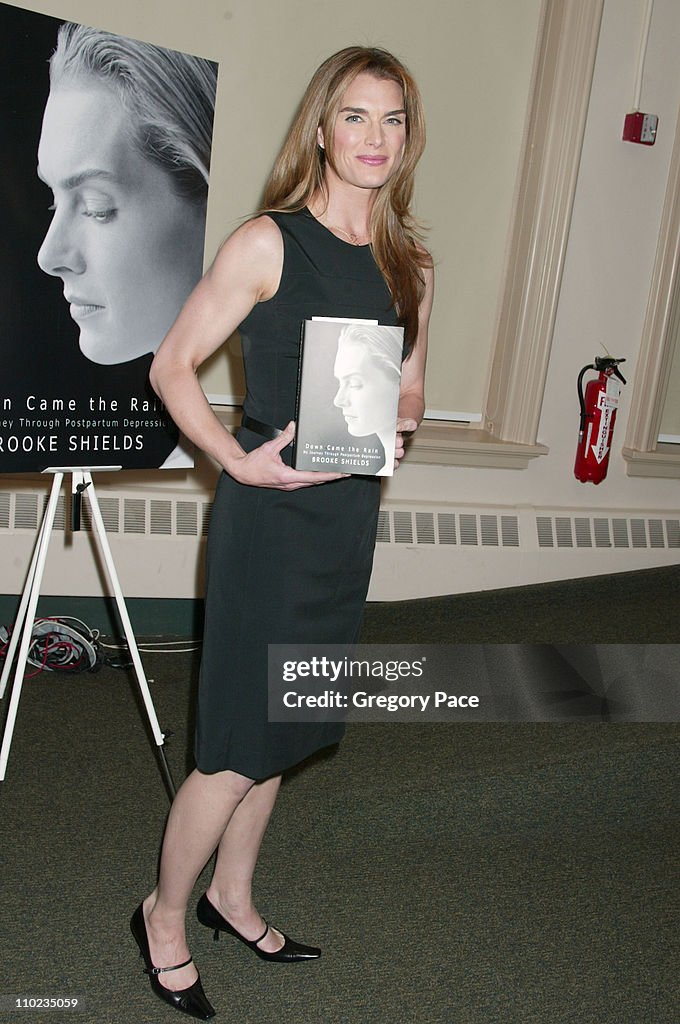 Brooke Shields Signs Her Book "Down Came the Rain: My Journey Through Postpartum Depression" - May 9, 2005