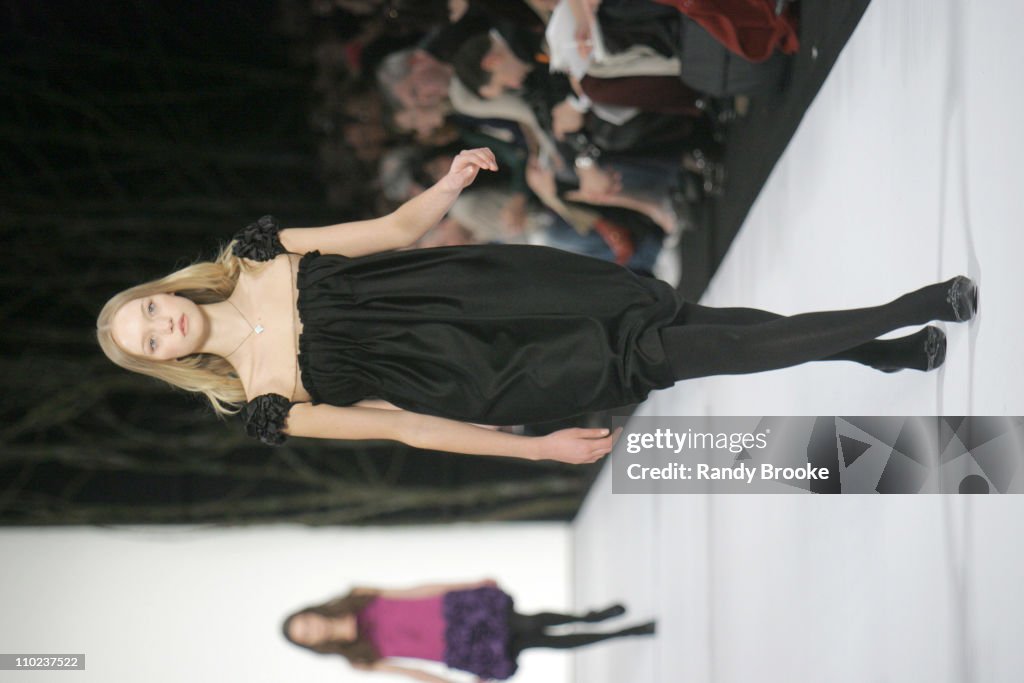 Olympus Fashion Week Fall 2005 - Marc Jacobs - Runway
